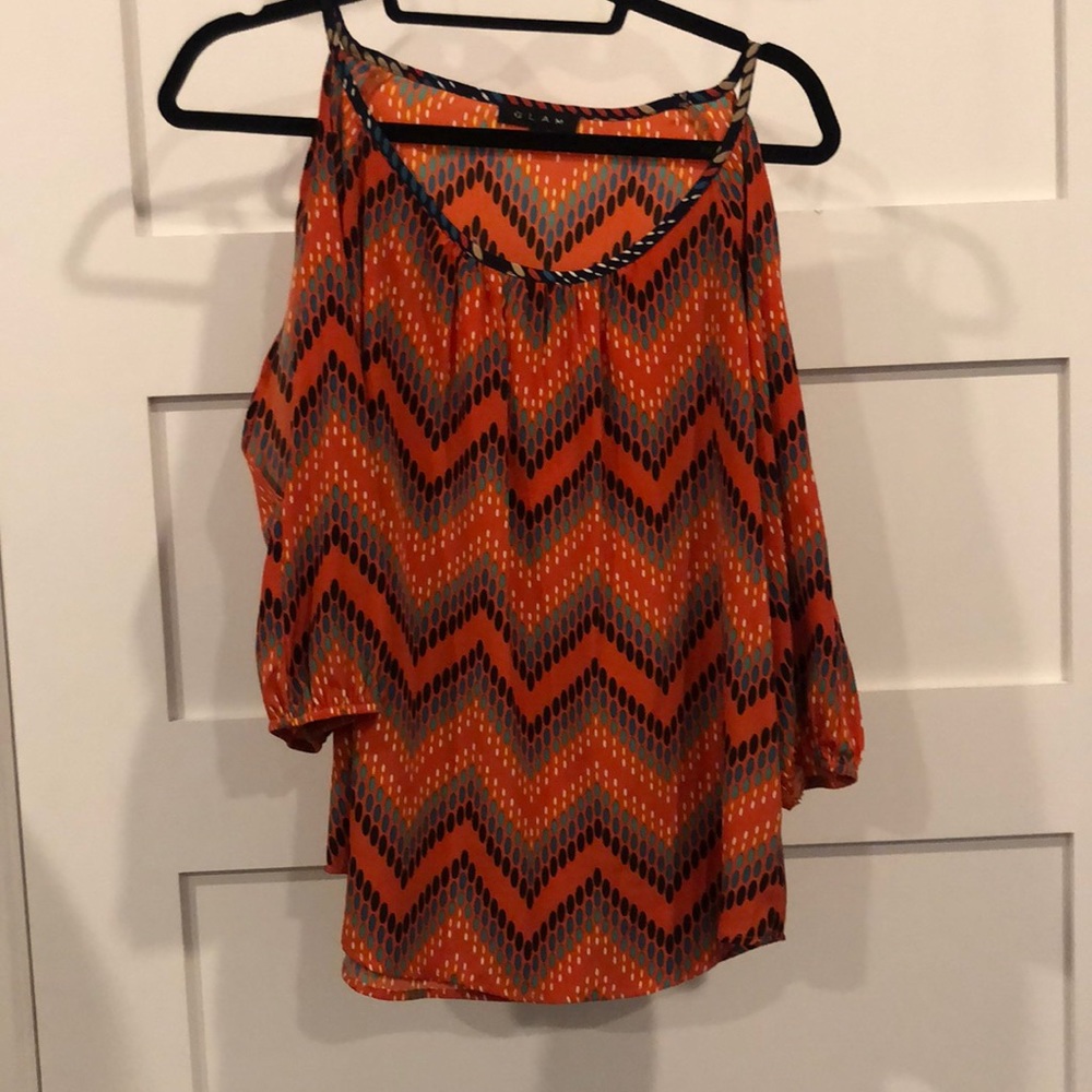 Cold shoulder pattern top - Picture 2 of 4
